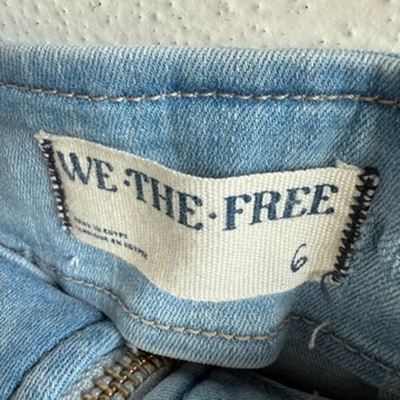 Free People Denim Mini Skirt Light Wash Blue Zip Front Stretchy Mid Rise Size 6 - Picture 7 of 9